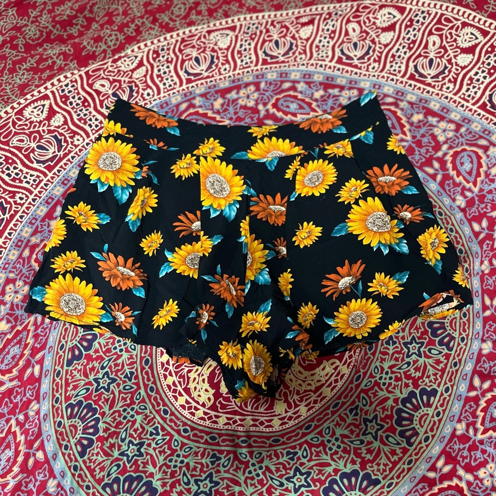 Floral Shorts. Size S